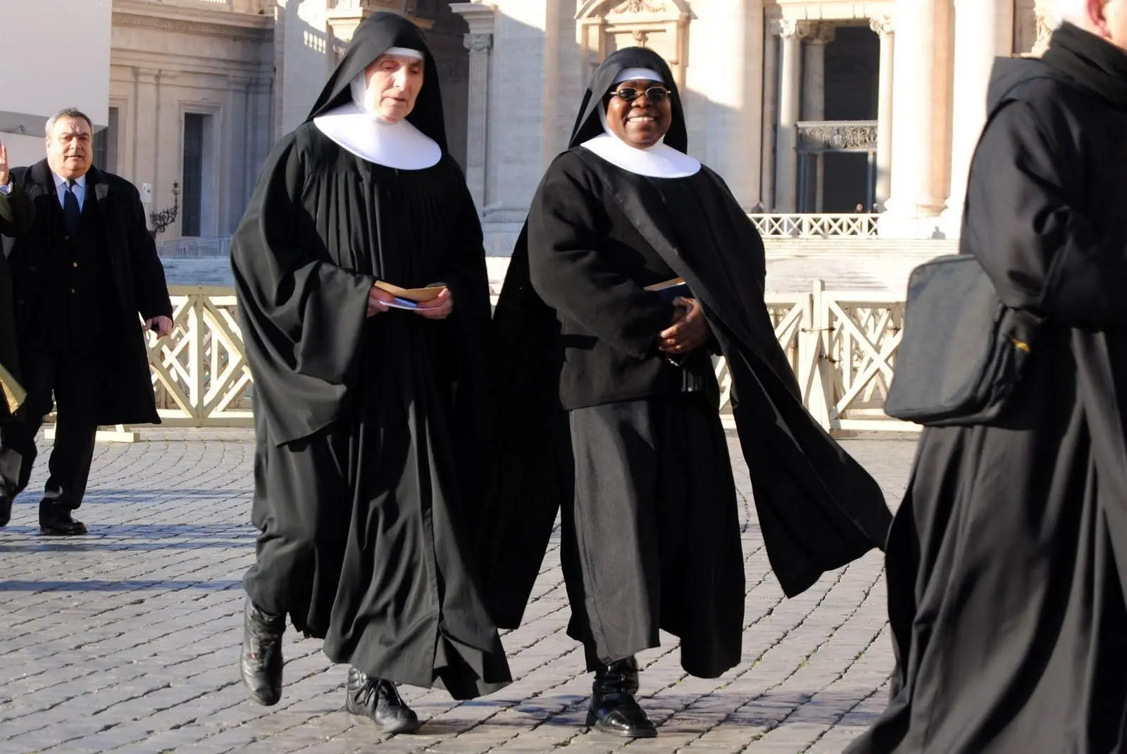 راهبه‌ای که با قدرت ترافیک را مدیریت کرد