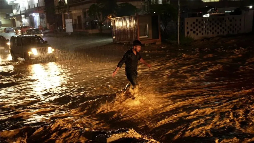 لحظه ورود سیل ویرانگر به یک فروشگاه در چمچمال