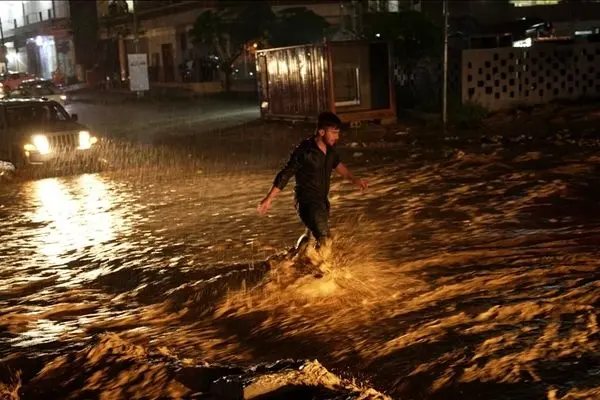لحظه ورود سیل ویرانگر به یک فروشگاه در چمچمال