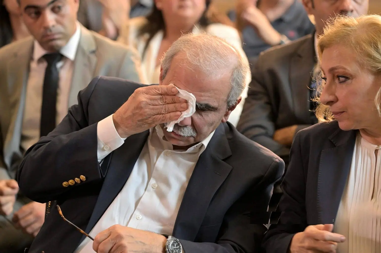 ببینید؛ یک زن اشک نخست وزیر لبنان را درآورد