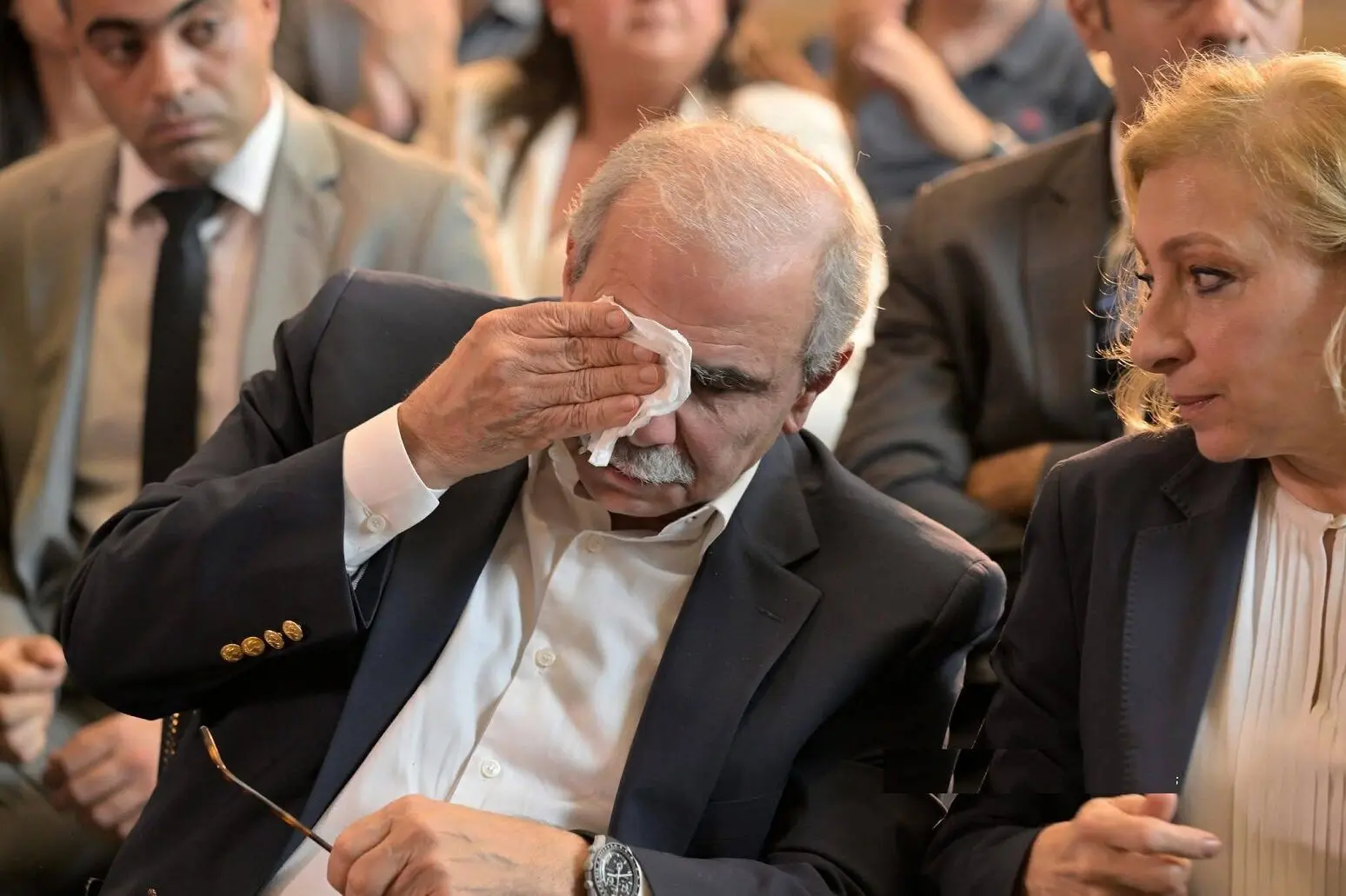 ببینید؛ یک زن اشک نخست وزیر لبنان را درآورد