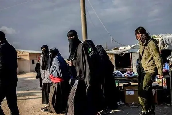 حمله زنان داعشی به خانم خبرنگار