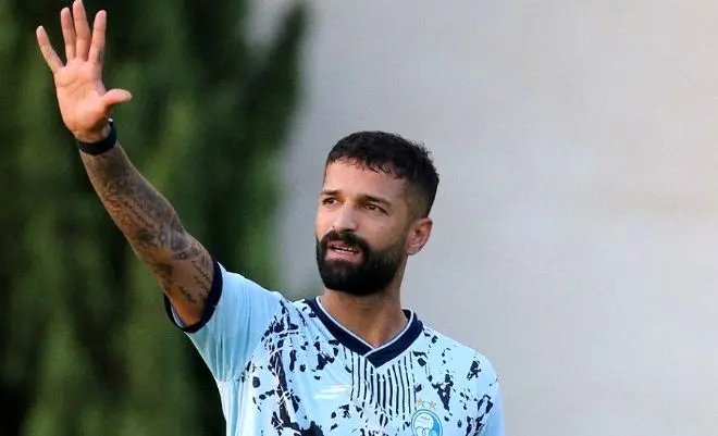 مدافع جنجالی استقلال اخراج نمی‌شود!