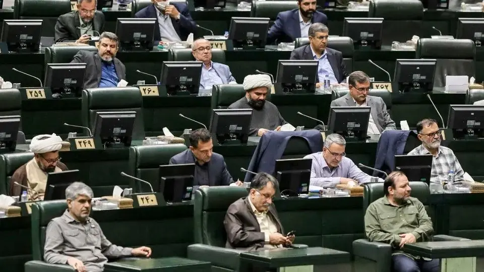 افشاگری روزنامه جمهوری اسلامی از یک پنهانکاری عجیب در مجلس: در حال تصویب قانونی هستند که مرد خارجی با صیغه کردن زن ایرانی، تبعه ایران شود
