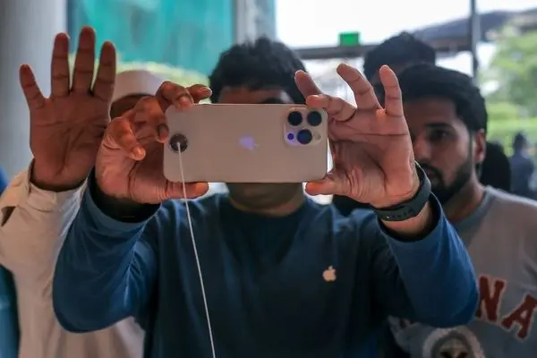 میلیونری که هر روز یک آیفون ۱۷ به خیابان می‌اندازد!