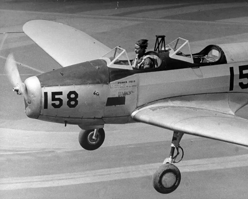 160516-female-wwii-pilots-01
