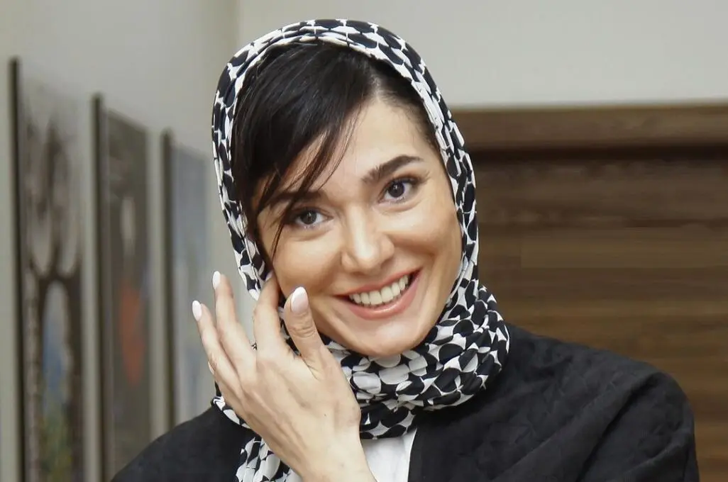 تولد صمیمانه مینا وحید در کنار دوستانش