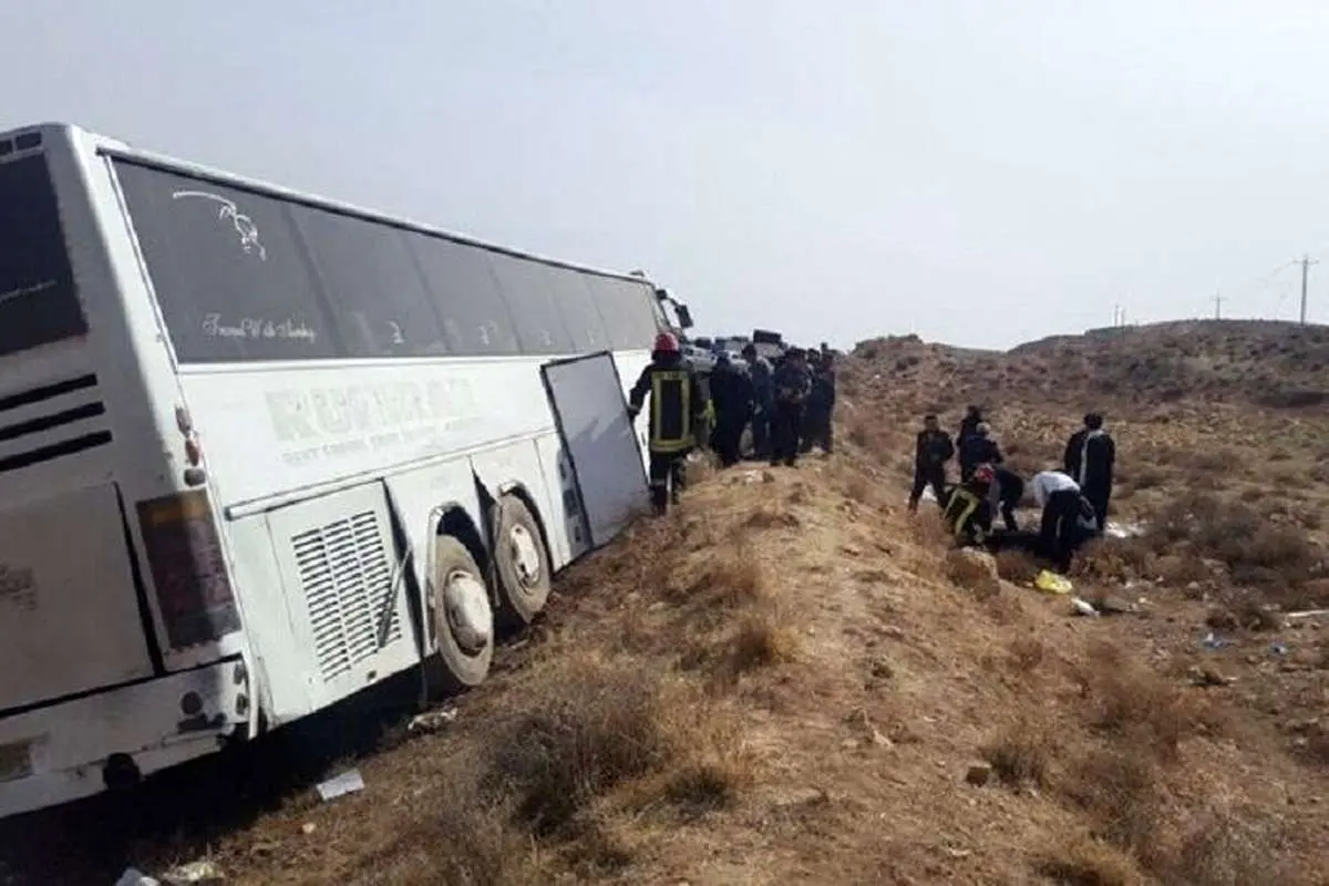انحراف اتوبوس در شیراز؛ ۲۲ نفر مصدوم شدند