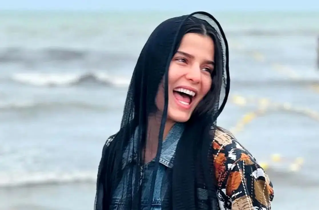 چهرۀ «غزاله اکرمی» (سوجان) 20 ساله در مراسم اکران یک فیلم؛ سال 97