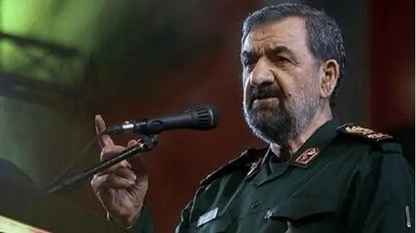 محسن رضایی: گردن دشمن در تنگه هرمز زیر دستان ماست