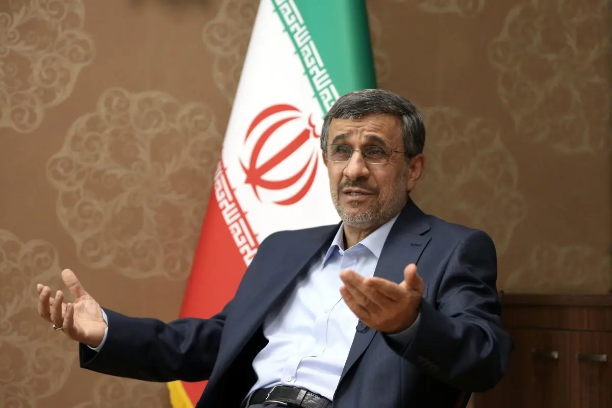هدیه محمود احمدی نژاد به رئیس دانشگاه مجارستان