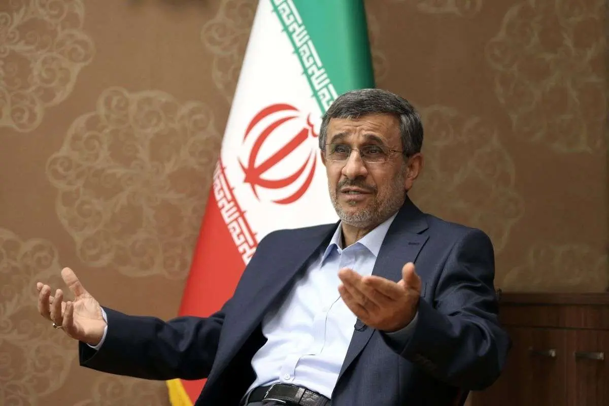 هدیه محمود احمدی نژاد به رئیس دانشگاه مجارستان