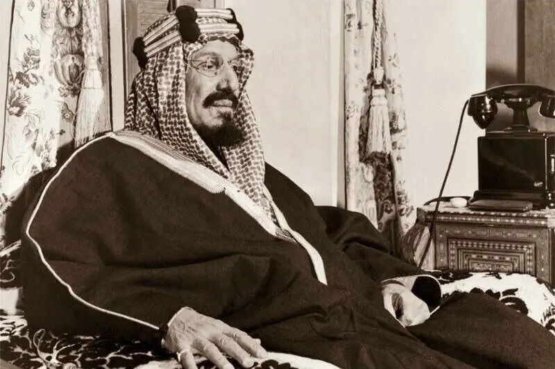 اولین پادشاه عربستان بدون کفش در یک جلسه رسمی