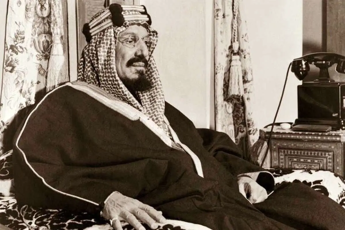 اولین پادشاه عربستان بدون کفش در یک جلسه رسمی