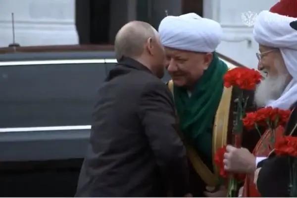 ادای احترام پوتین به روحانیون