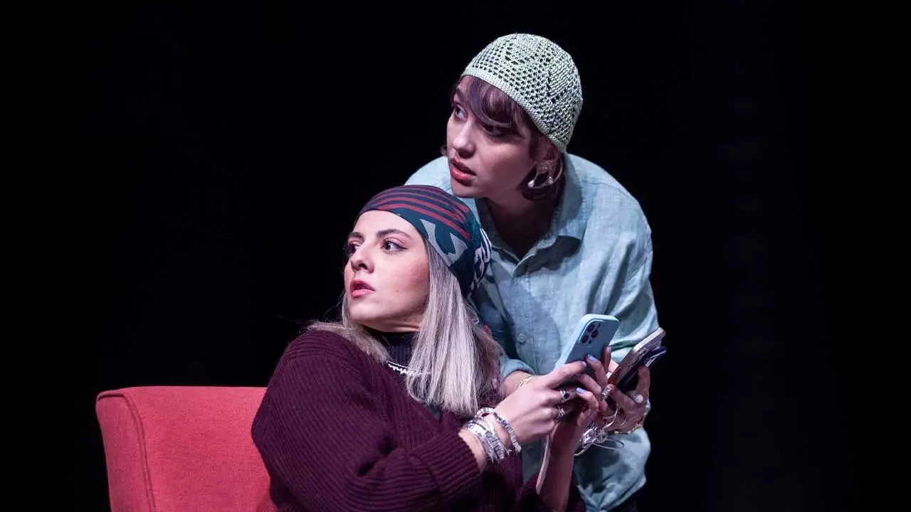 پشت صحنه نمایش باران اسیدی با حضور حمیدرضا پگاه، کیسان دیباج و نفس بازغی