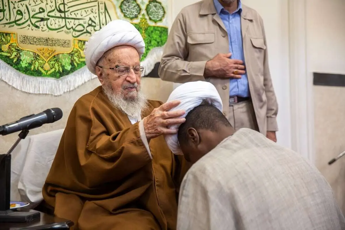 تصاویر؛ عمامه گذاری طلاب به دست آیتالله مکارم شیرازی