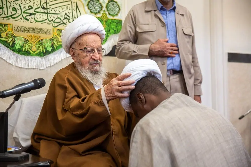 تصاویر؛ عمامه گذاری طلاب به دست آیت‌الله مکارم شیرازی