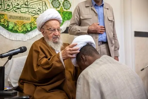 تصاویر؛ عمامه گذاری طلاب به دست آیت‌الله مکارم شیرازی