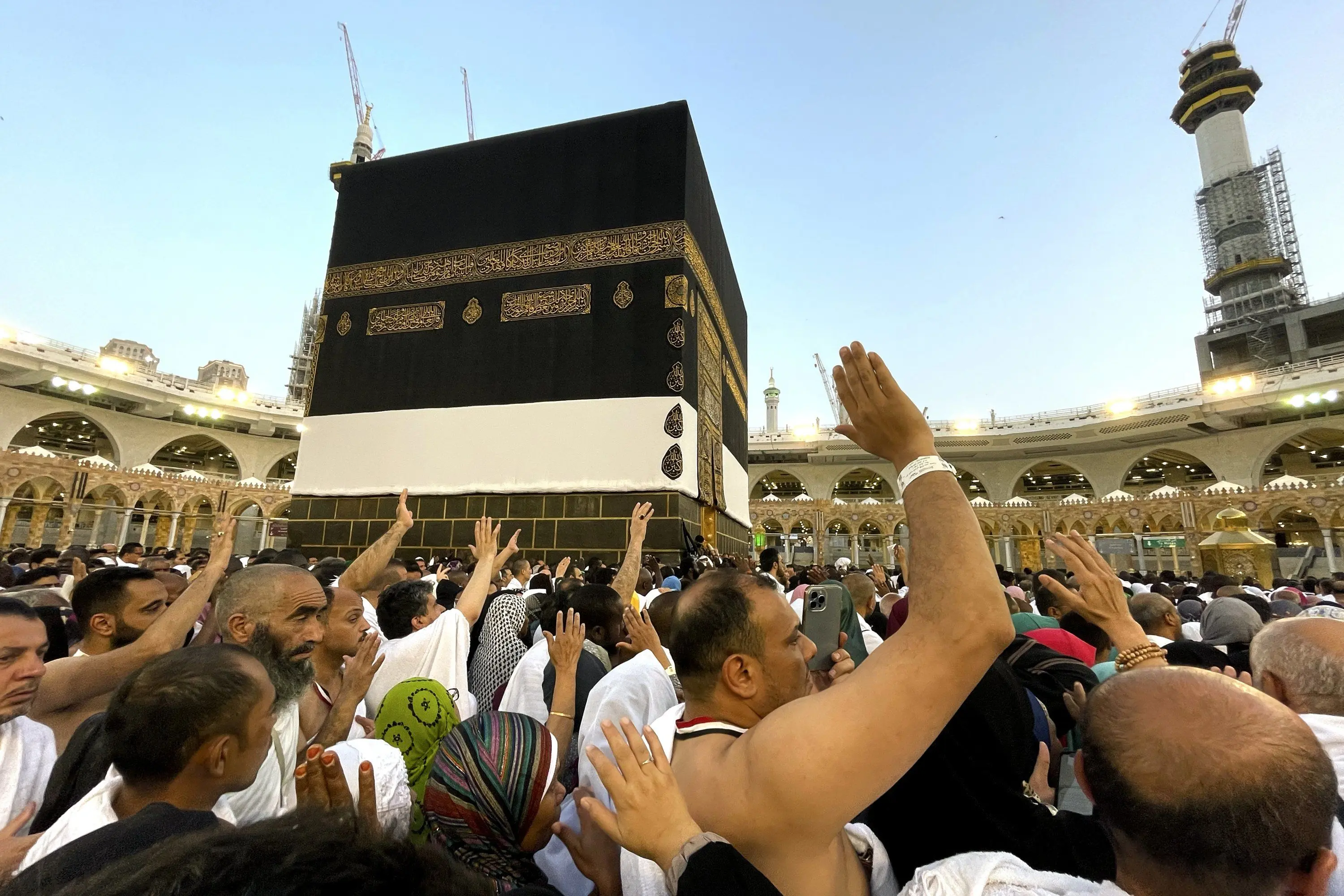 فریاد «وااسلاماه» مقابل کعبه