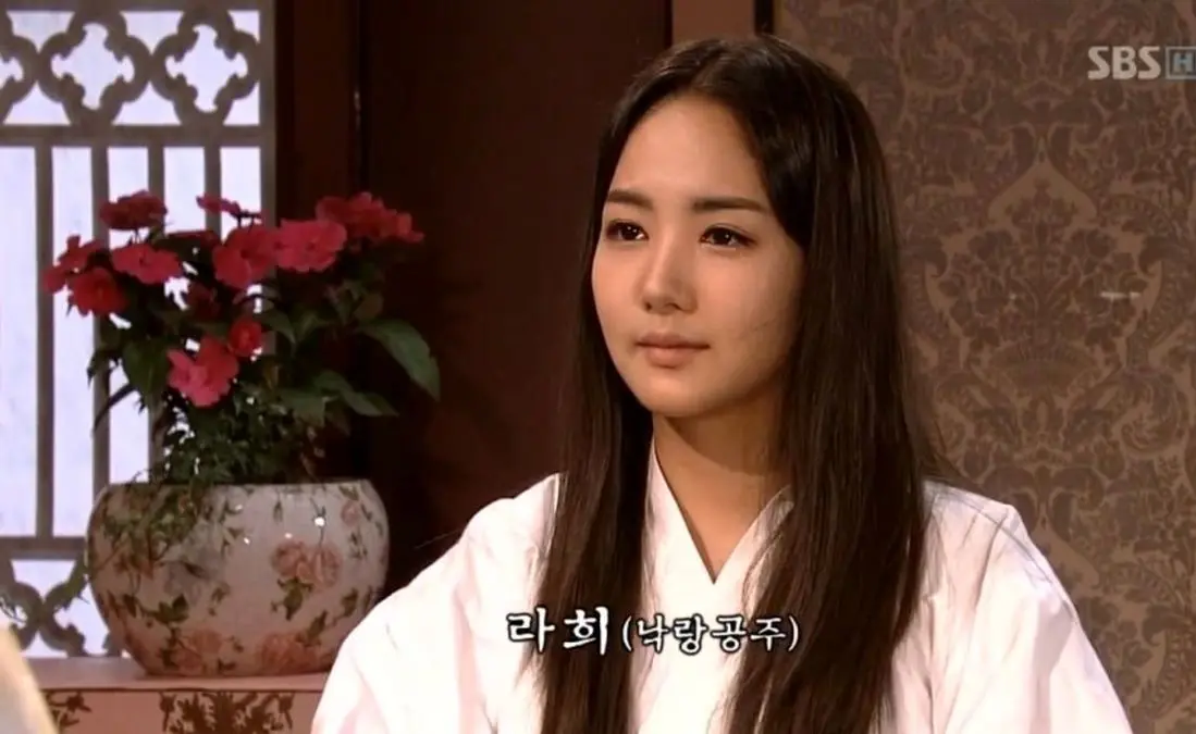 «پرنسس لاهی» (سریال جومونگ 3) در 39 سالگی با سگش در کافه 