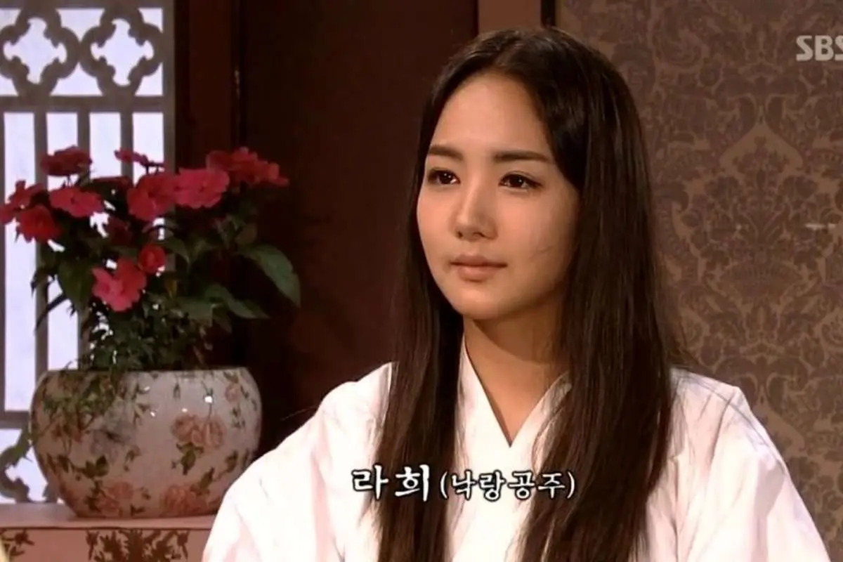 «پرنسس لاهی» (سریال جومونگ 3) در 39 سالگی با سگش در کافه 