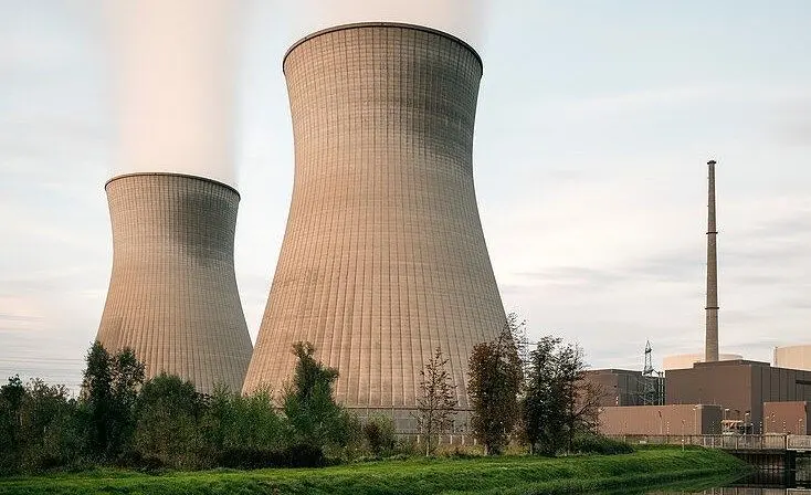 ببینید؛ انفجار دو برج خنک‌کننده بزرگترین نیروگاه هسته‌ای آلمان 