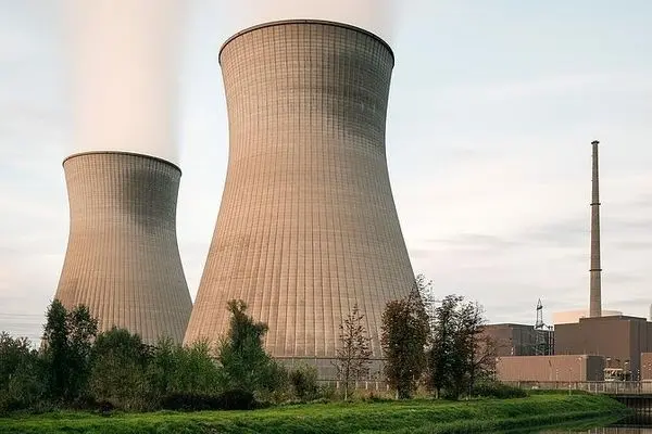 ببینید؛ انفجار دو برج خنک‌کننده بزرگترین نیروگاه هسته‌ای آلمان 