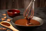 آموزش 6 مدل از بهترین سس‌های شکلاتی و میوه‌ای برای فیلینگ کیک

