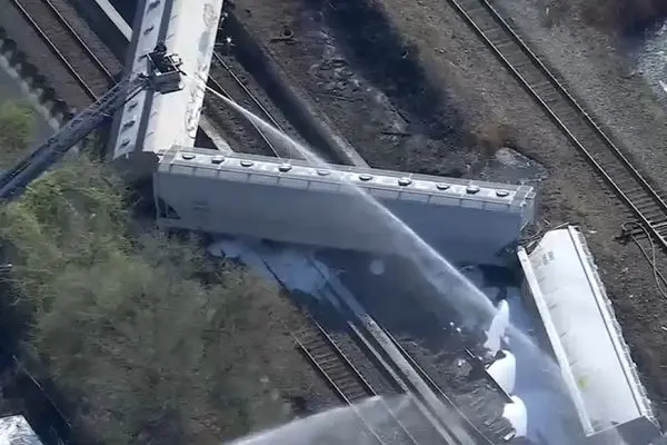 واژگونی واگن‌های قطار حامل مواد خطرناک در نیوجرسی آمریکا