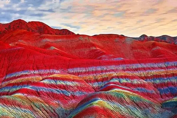 تصویری چشم‎نواز از قلعه لک‌لک‌ها و کوه‌های رنگی ماهنشان
