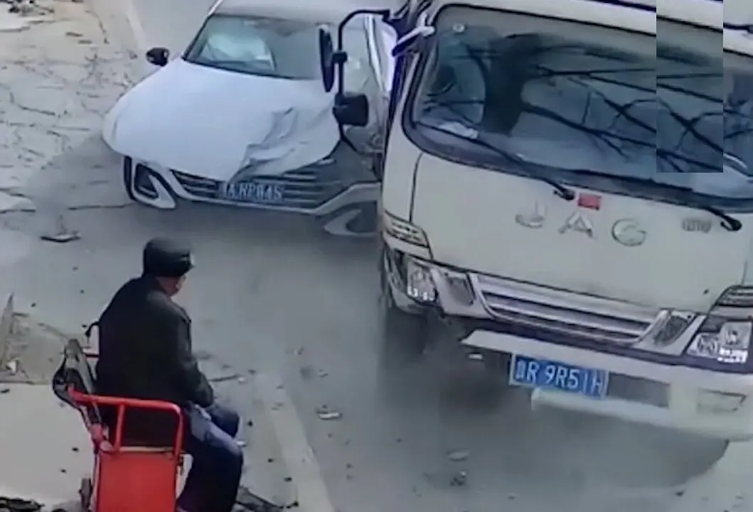  پیرمرد خوش‌شانس از تصادف جان سالم به در برد