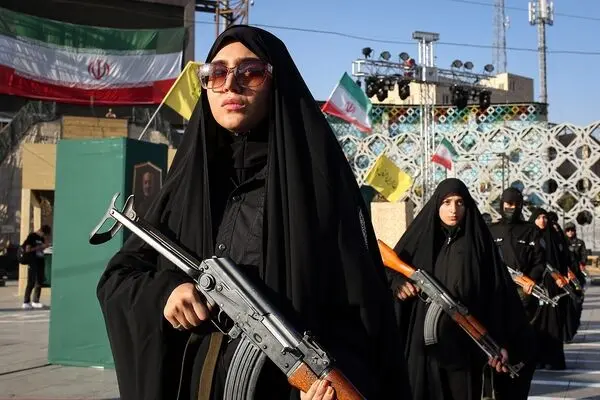 تصاویر؛ ژست دختران جان‌فدا با اسلحه