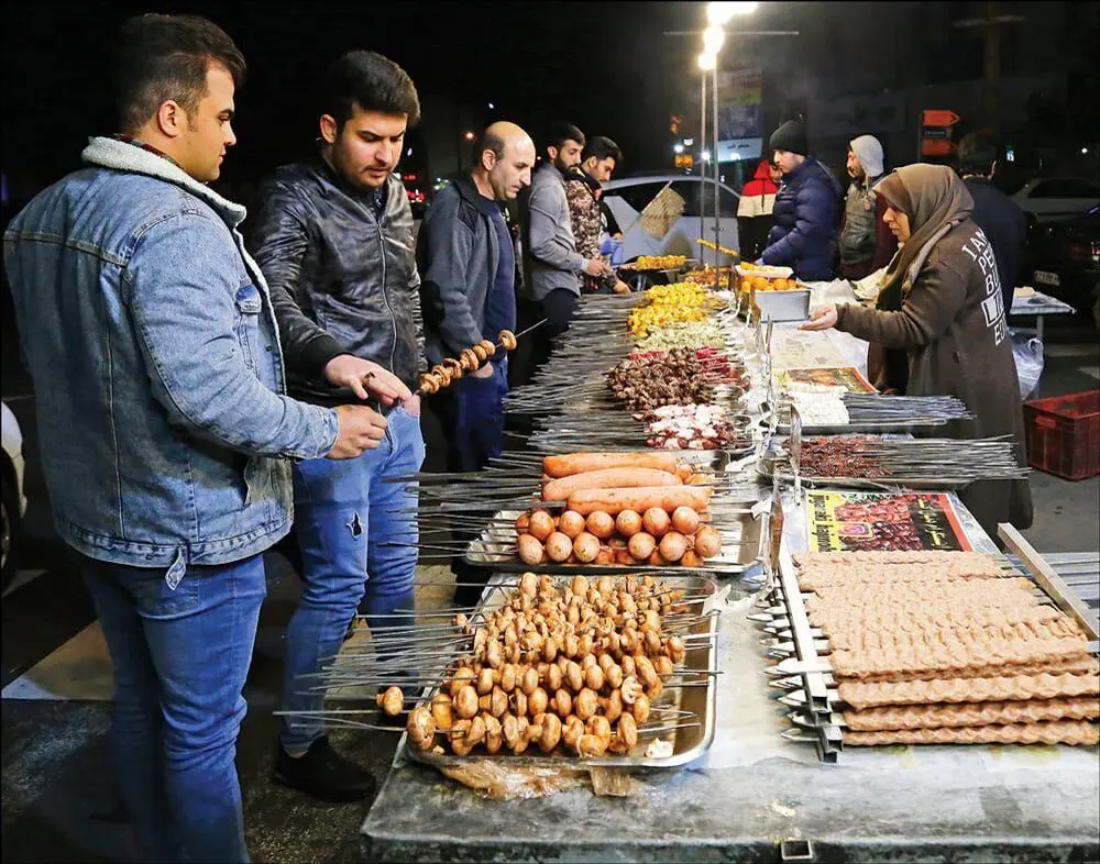 خیابان جای ساندویج گاز زدن نیست!
