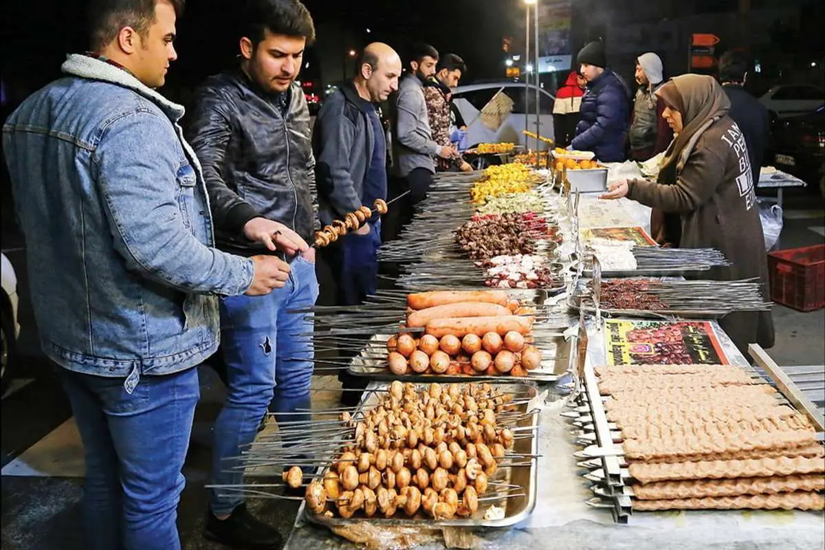 خیابان جای ساندویج گاز زدن نیست!