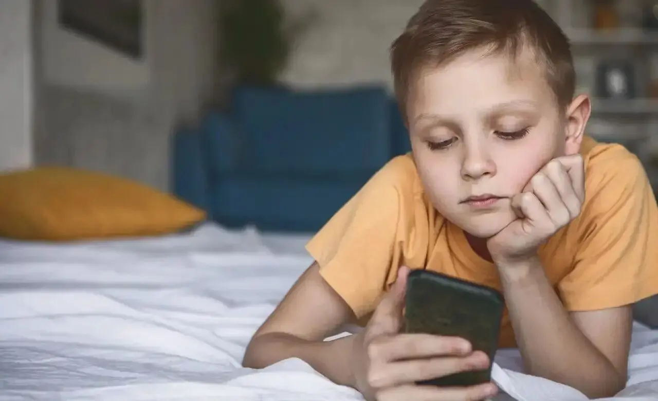 داشتن گوشی پیش از ۱۲ سالگی، بلای جان نوجوانان است