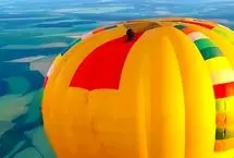 پرش تاریخی با دوچرخه از بالن در ارتفاع ۹۰۰ متری