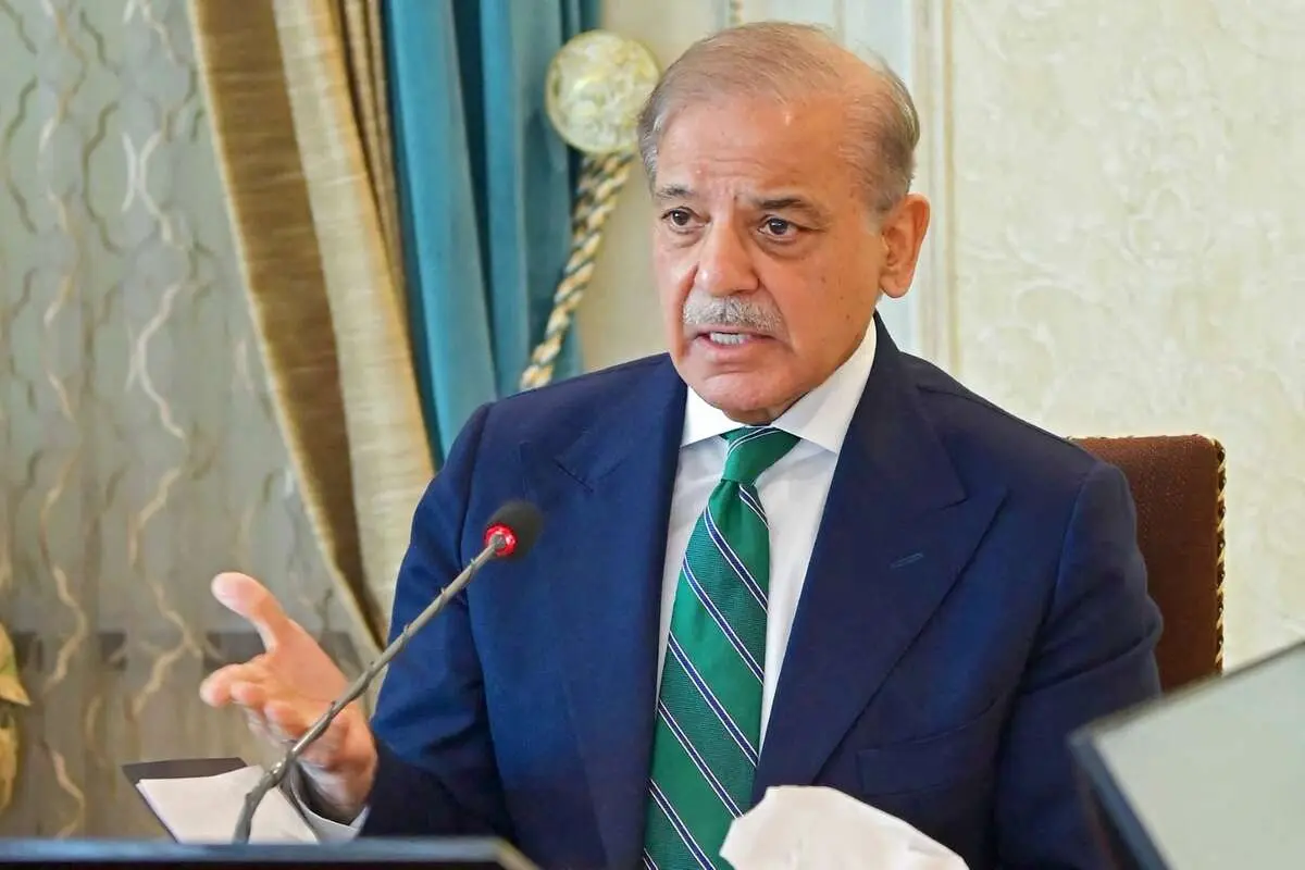 شهباز شریف در مراسم رهبر شهید ایران شرکت می‌کند