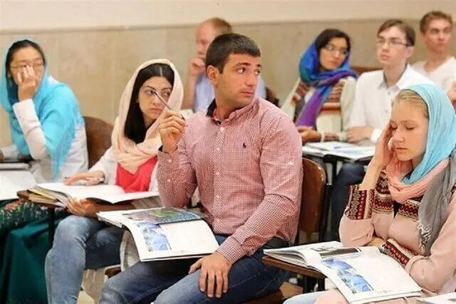 وضعیت ۷۷ هزار دانشجوی خارجی در ایران چه می‌شود؟