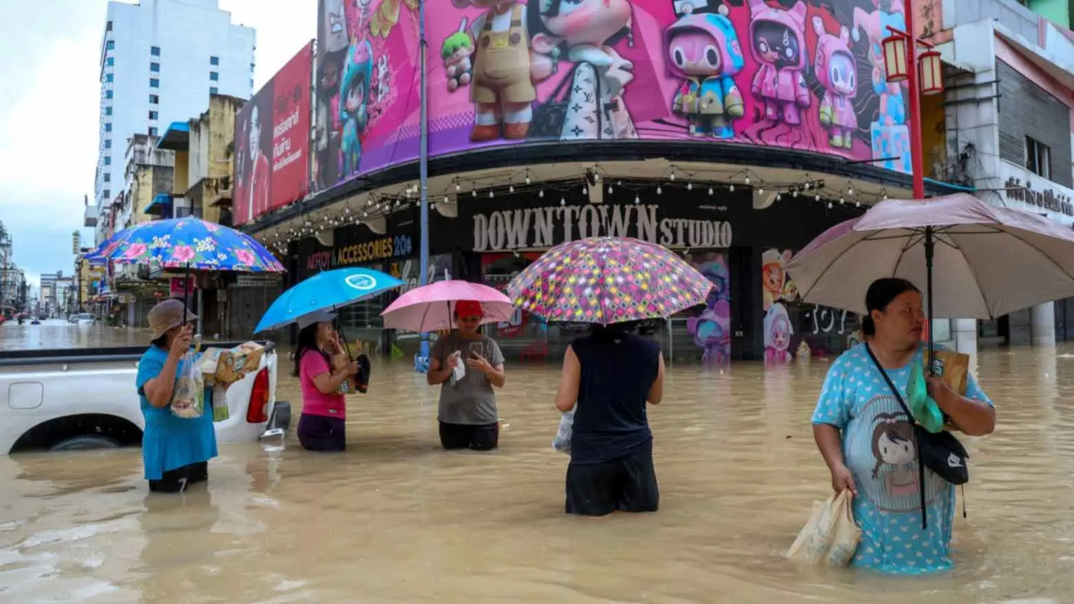 نجات از سیل با کمک کابل‌های برق در تایلند 