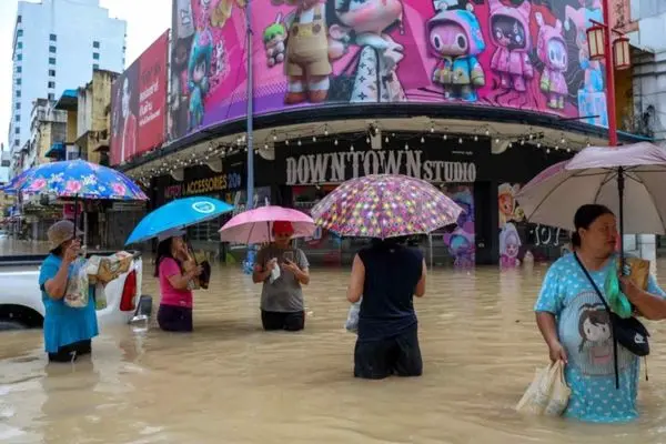 نجات از سیل با کمک کابل‌های برق در تایلند 