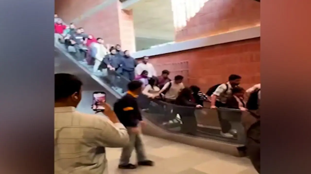 حادثه عجیب روی پله‌برقی دانشگاه بنگلادش
