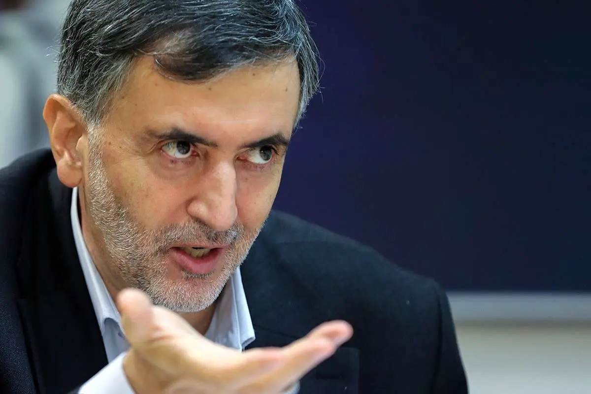 عبدالله گنجی: «سیمکارت سفید» قابل دفاع است اما توزیع وسیع‌تر بی‌دلیل انجام شده است