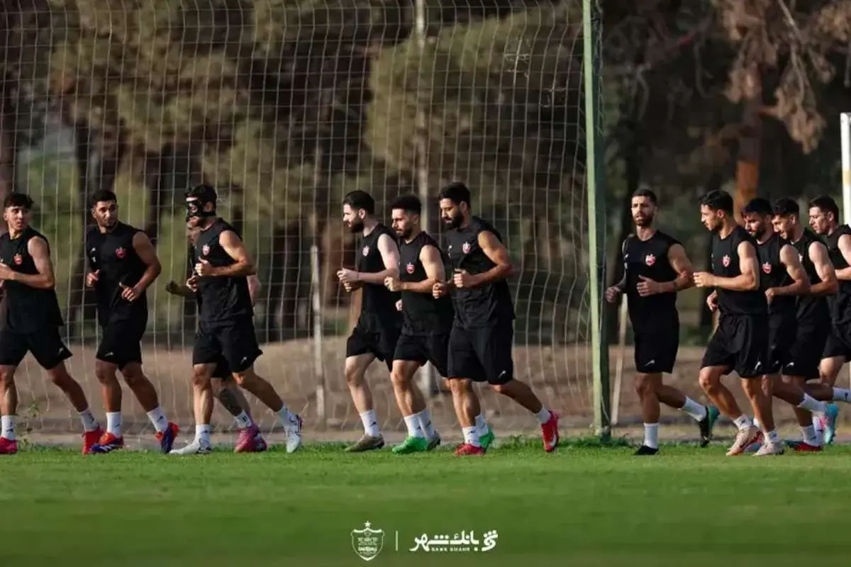 سکوهای خالی پرسپولیسی‌ها قبل از بازی با فجر