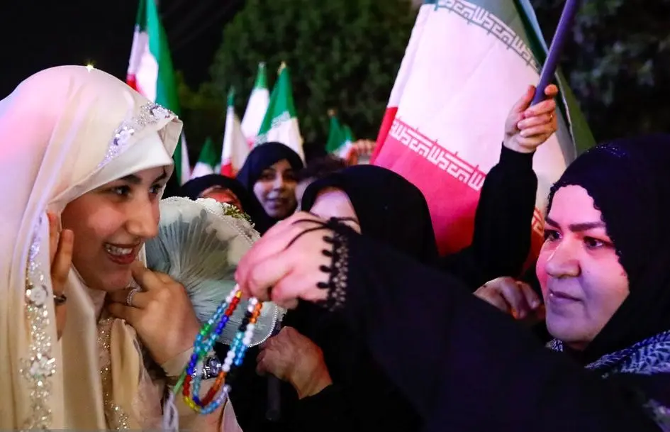 تصاویر؛ جشن عروسی زوج اهوازی در تجمع شبانه