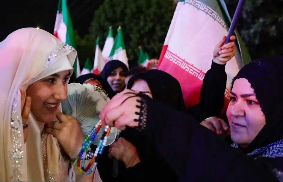 تصاویر؛ جشن عروسی زوج اهوازی در تجمع شبانه