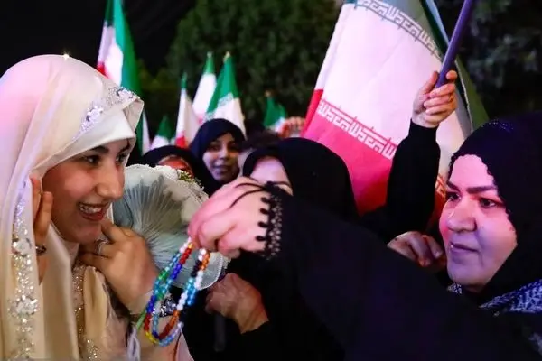 تصاویر؛ جشن عروسی زوج اهوازی در تجمع شبانه