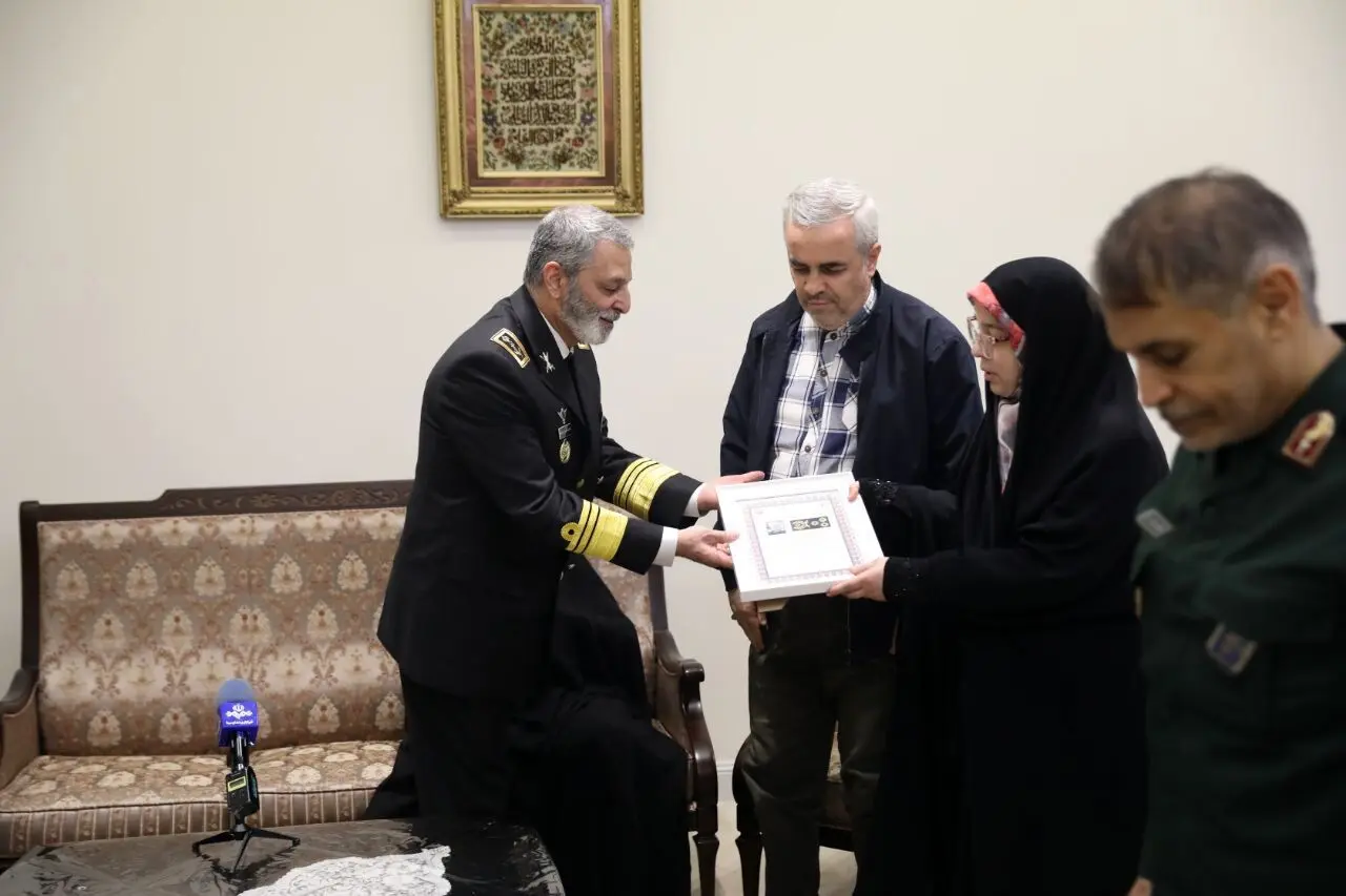 اعطای درجه سپهبدی شهید محمد باقری به خانواده ایشان