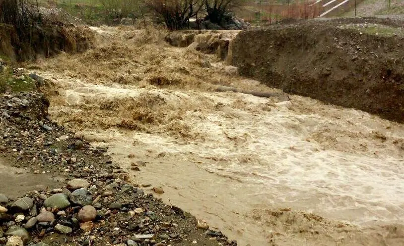 خروش نازلو چای به سمت دریاچه ارومیه
