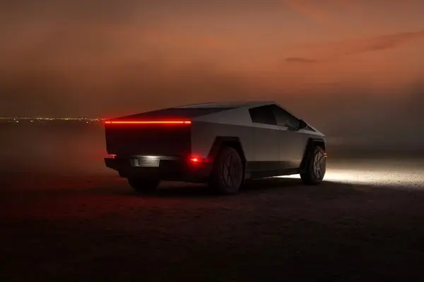 ببینید؛ نامزد انتخابات مصر با خودروی تسلا در میان شادی کودکان